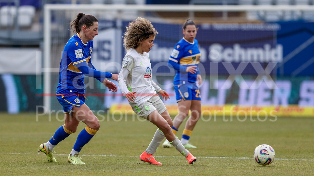 Fussball, Google Pixel Frauen-Bundesliga, FC Carl Zeiss Jena - SV Werder Bremen | v.li.: Merza Julevic (FC Carl Zeiss Jena, 10) und Amira Arfaoui (SV Werder Bremen, 8) im Zweikampf, Duell, Dynamik, Aktion, Action, Spielszene, DIE DFB-RICHTLINIEN UNTERSAGEN JEGLICHE NUTZUNG VON FOTOS ALS SEQUENZBILDER UND/ODER VIDEOÄHNLICHE FOTOSTRECKEN. DFB REGULATIONS PROHIBIT ANY USE OF PHOTOGRAPHS AS IMAGE SEQUENCES AND/OR QUASI-VIDEO.