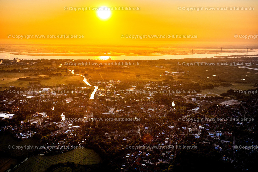 Stade_im_Sonnenaufgang_ELS_2822050623 | STADE 05.06.2023 Stadtzentrum im Innenstadtbereich in Stade im Bundesland Niedersachsen. Im Bild die Baustelle zum Neubau des Gebäudekomplexes des Einkaufszentrum GESCHÄFTSHAUS NEUER PFERDEMARKT in Stade im Bundesland Niedersachsen. Auf der Abrißfläche eines ehemaligen Hertie- Kaufhauses ensteht durch das Bauunternehmen Baresel GmbH nach Entwürfen des Architekturbüro Buttge für die MATRIX Immobilien GmbH ein attraktiver Neubau. // The city center in the downtown area in Stade in the state Lower Saxony. In the picture the new construction of the building complex of the shopping center GESCHAeFTSHAUS NEUER PFERDEMARKT in Stade in the state Lower Saxony. On the demolition surface of a former Hertie department store, the building contractor Baresel GmbH developed an attractive new building for the MATRIX Immobilien GmbH, based on designs by the architecture firm of Buttge. Foto: Martin Elsen