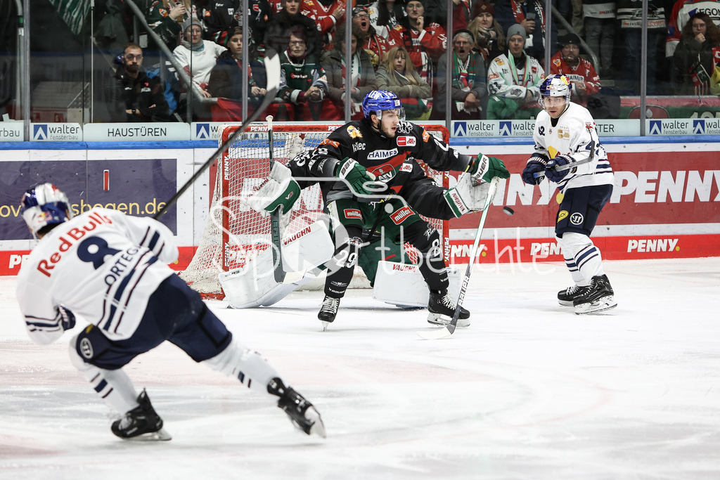 Augsburger Panther - EHC RB München | mit vereinten kraeften koennen die Panther einen Gegentreffer verhindern / Austin ORTEGA (RBM #8), Markus KELLER (AEV #35) und Nicholas WELSH (AEV #29)