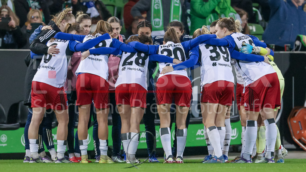 Fussball, Google Pixel Frauen-Bundesliga, VfL Wolfsburg - Hamburger SV | Spielerinnen vom Hamburger SV schwören sich mit einem Mannschaftskreis ein, Teamkreis, Ansprache, Motivation, DIE DFB-RICHTLINIEN UNTERSAGEN JEGLICHE NUTZUNG VON FOTOS ALS SEQUENZBILDER UND/ODER VIDEOÄHNLICHE FOTOSTRECKEN. DFB REGULATIONS PROHIBIT ANY USE OF PHOTOGRAPHS AS IMAGE SEQUENCES AND/OR QUASI-VIDEO.
