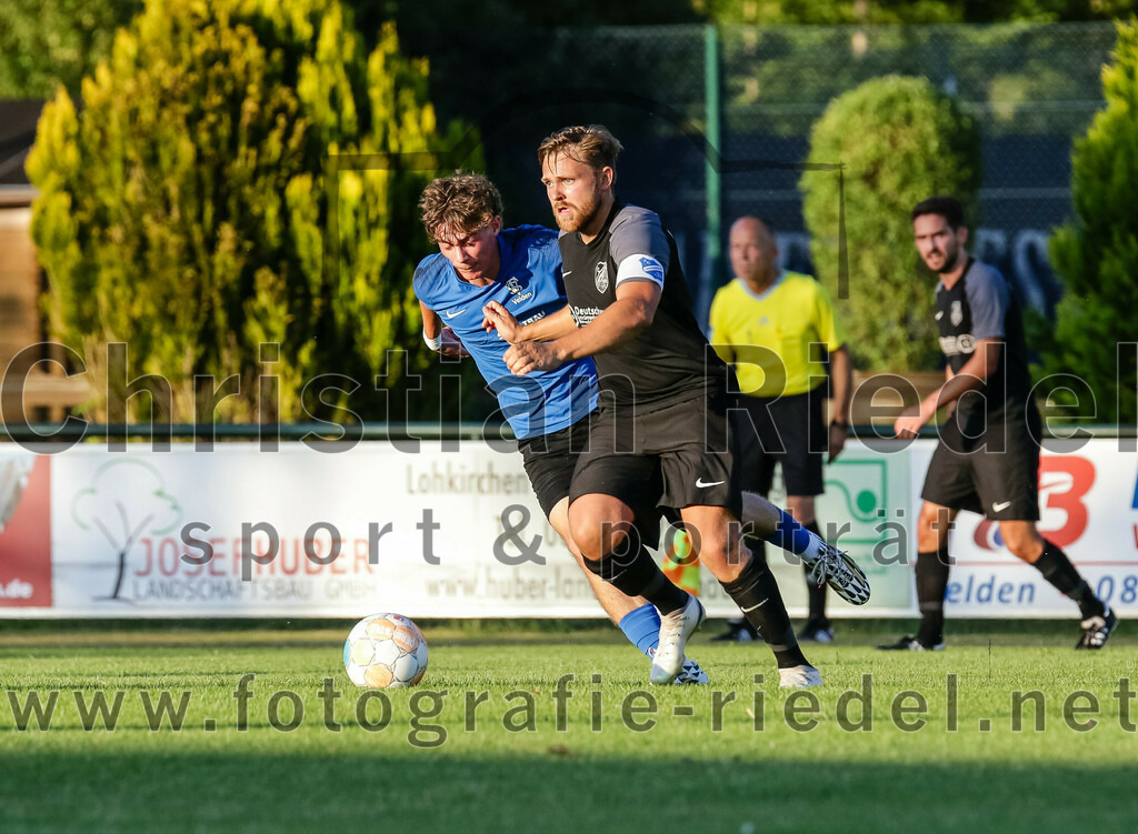 2023-07-14_078_FC_Langengeisling_gegen_FC_Velden-Eberspoint | Erding, Deutschland, 14.07.2023:
Fußball, Bezirksliga Oberbayern Ost 2023 / 2024, Testspiel, FC Langengeisling gegen FC Velden-Eberspoint, Endergebnis: 5:0

Tim Langmeier (FC Velden-Eberspoint, #14), Hannes Dornauer (FC Langengeisling, #33)

Foto: Christian Riedel / fotografie-riedel.net