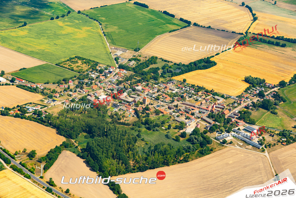 Die Luftaufnahme Groß Schwechten - Stendal wurde 2022 vom Flugzeug aus (keine Drohne) erstellt. Hohe Auflösung -für große Poster und Wandbilder geeignet - Garantiert!