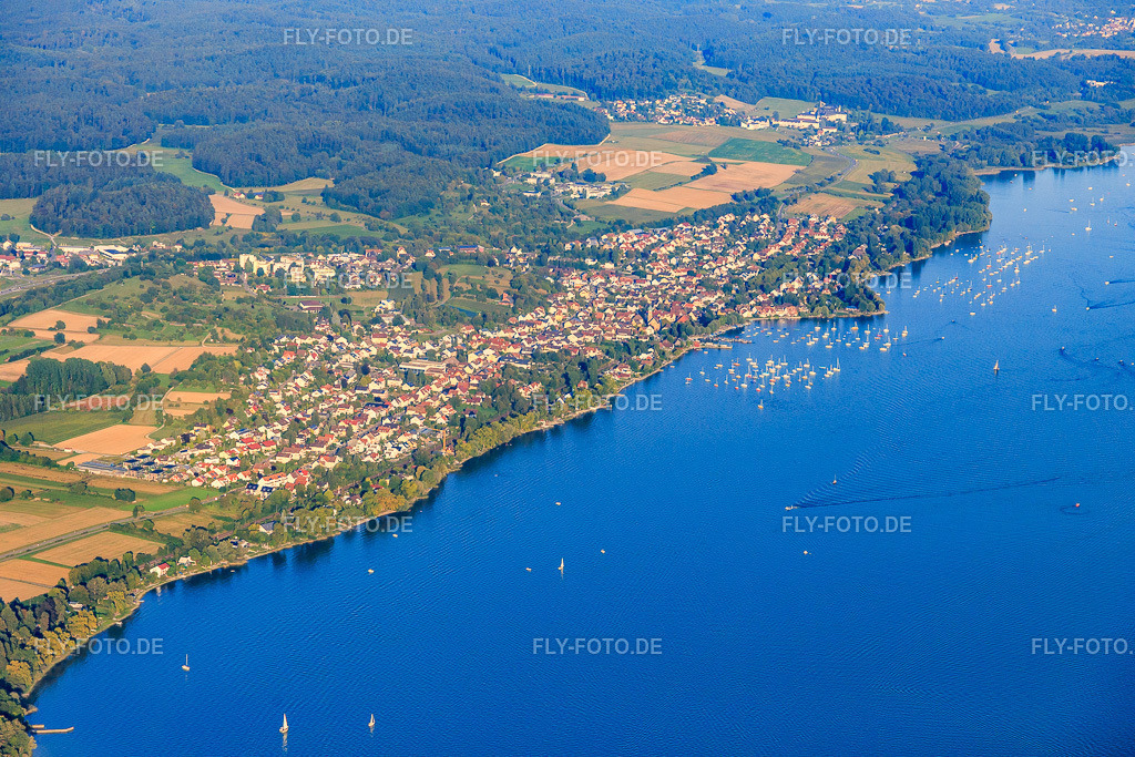 Stadtansicht am Ufer des Gnadensee aus Westen | Luftbild: Stadtansicht am Ufer des Gnadensee aus Westen in Allensbach im Bundesland Baden-Württemberg in Deutschland. Foto: IMG_094355.jpg vom 27.08.2016 durch Werner Riehm/FLY-FOTO.de - Realisiert mit Pictrs.com