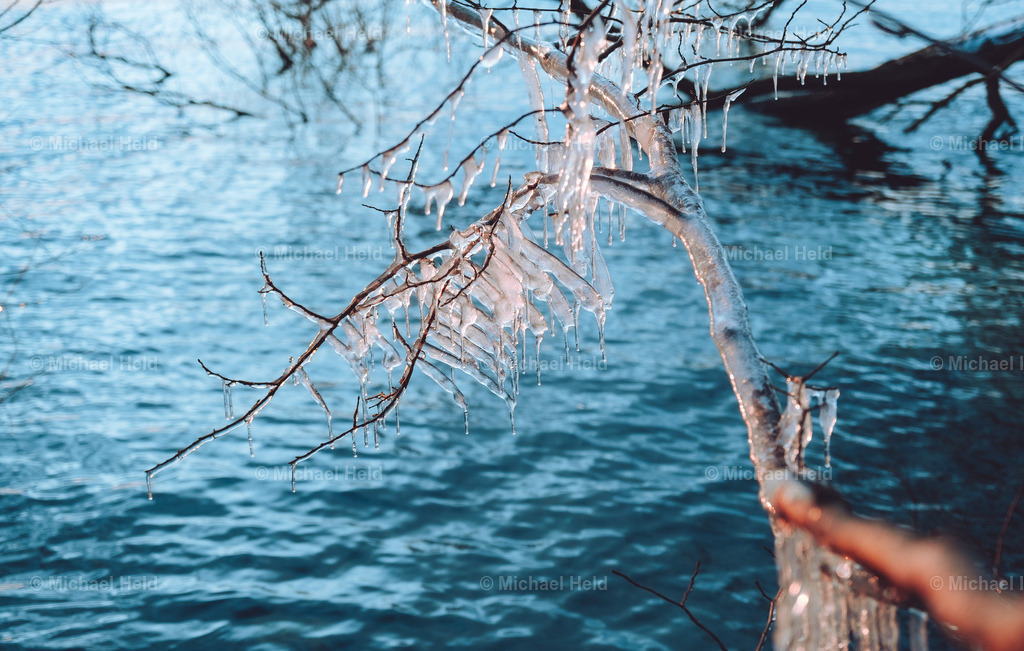 Eiskunstwerke am Selenter See | Profi-Fotos über Schleswig-Holstein und dem ganzen Norden für Büro, Hotel, Ferienhaus, Ferienwohnung, Wohnzimmer, Arztpraxis uvm. jetzt bestellen. - Realisiert mit Pictrs.com