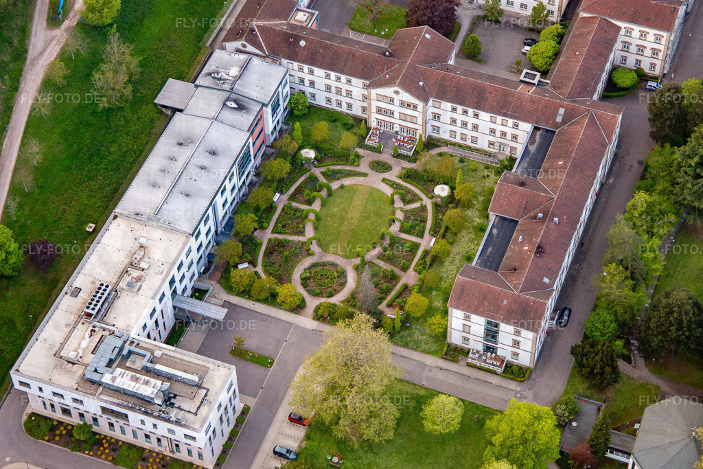Pfalzklinikum für Psychiatrie und Neurologie "Landeck" mit Abteilung für Allgemeinpsychiatrie und Abhängigkeitserkrankungen – Klinik für Psychiatrie, Psychosomatik und Psychotherapie, Klinik für Forensische Psychiatrie, Klinik für Gerontopsy | Luftbild: Pfalzklinikum für Psychiatrie und Neurologie "Landeck" mit Abteilung für Allgemeinpsychiatrie und Abhängigkeitserkrankungen – Klinik für Psychiatrie, Psychosomatik und Psychotherapie, Klinik für Forensische Psychiatrie, Klinik für Gerontopsychiatrie, Psychosomatik, und Psychotherapie, Klinik für Neurologie, Klinik für Psychiatrie, Psychosomatik und Psychotherapie, Klinik für Kinder- und Jugendpsychiatrie, Psychosomatik und Psychotherapie sowie Institutsambulanz, Psychiatrische Institutsambulanzen – Klinik für Psychiatrie, Psychosomatik und Psychotherapie www.pfalzklinikum.de in Klingenmünster im Bundesland Rheinland-Pfalz in Deutschland. Foto: IMG_140302.jpg vom 23.04.2024 durch ©2025 Werner Riehm fly-foto.de/copyright - Realisiert mit Pictrs.com