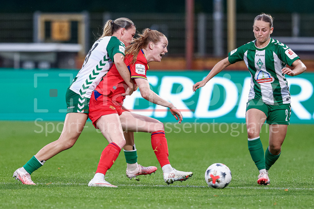 Fussball, Google Pixel Frauen-Bundesliga, SV Werder Bremen - RB Leipzig | v.li.: Juliane Wirtz (SV Werder Bremen, 28), Nikee van Dijk (RB Leipzig, 7) und Chiara D Angelo (SV Werder Bremen, 2) im Zweikampf, Duell, Dynamik, Aktion, Action, Spielszene, DIE DFB-RICHTLINIEN UNTERSAGEN JEGLICHE NUTZUNG VON FOTOS ALS SEQUENZBILDER UND/ODER VIDEOÄHNLICHE FOTOSTRECKEN. DFB REGULATIONS PROHIBIT ANY USE OF PHOTOGRAPHS AS IMAGE SEQUENCES AND/OR QUASI-VIDEO.