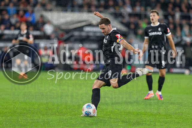 Borussia Mönchengladbach vs SC Freiburg - Bundesliga  | Mönchengladbach, Deutschland, 05.10.25:   Christian Günter (SC Freiburg) in Aktion am Ball, Einzelaktion waehrend des Spiels der Bundesliga zwischen Borussia Mönchengladbach vs SC Freiburg im Stadion im Borussia Park(Foto von Brauer-Fotoagentur / Adrian Schlueter)