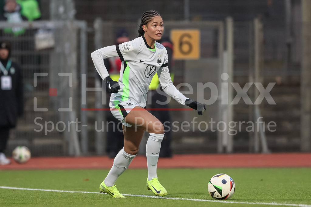 Fussball, Google Pixel Frauen-Bundesliga, SV Werder Bremen - VfL Wolfsburg | v.li.: Sveindis Jonsdottir (VfL Wolfsburg, 23) am Ball, Freisteller, Einzelbild, Ganzkörper, Aktion, Action, Spielszene, DIE DFB-RICHTLINIEN UNTERSAGEN JEGLICHE NUTZUNG VON FOTOS ALS SEQUENZBILDER UND/ODER VIDEOÄHNLICHE FOTOSTRECKEN. DFB REGULATIONS PROHIBIT ANY USE OF PHOTOGRAPHS AS IMAGE SEQUENCES AND/OR QUASI-VIDEO.