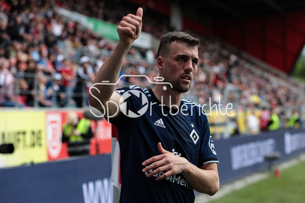 SSV Jahn Regensburg - Hamburger SV | Jonas MEFFERT (HSV #23) in Aktion / Freisteller / Einzelfoto / DFL REGULATIONS PROHIBIT ANY USE OF PHOTOGRAPHS AS IMAGE SEQUENCES AND/OR QUASI-VIDEO