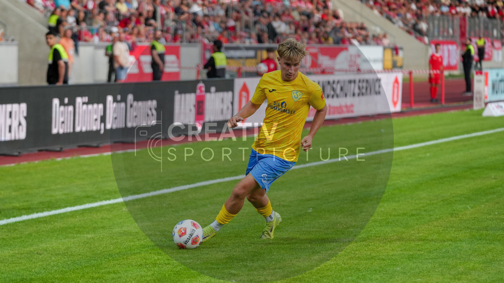 Fußball, Herren, Saison 2025/2026, Regionalliga Nordost, 1. Spieltag, FC Rot-Weiß Erfurt vs. FSV 63 Luckenwalde, Freitag 25.07.2025, Steigerwaldstadion Erfurt, | Fußball, Herren, Saison 2025/2026, Regionalliga Nordost, 1. Spieltag, FC Rot-Weiß Erfurt vs. FSV 63 Luckenwalde, Freitag 25.07.2025, Steigerwaldstadion Erfurt, Im Bild: Fritz Schröder (Luckenwalde) - Realisiert mit Pictrs.com