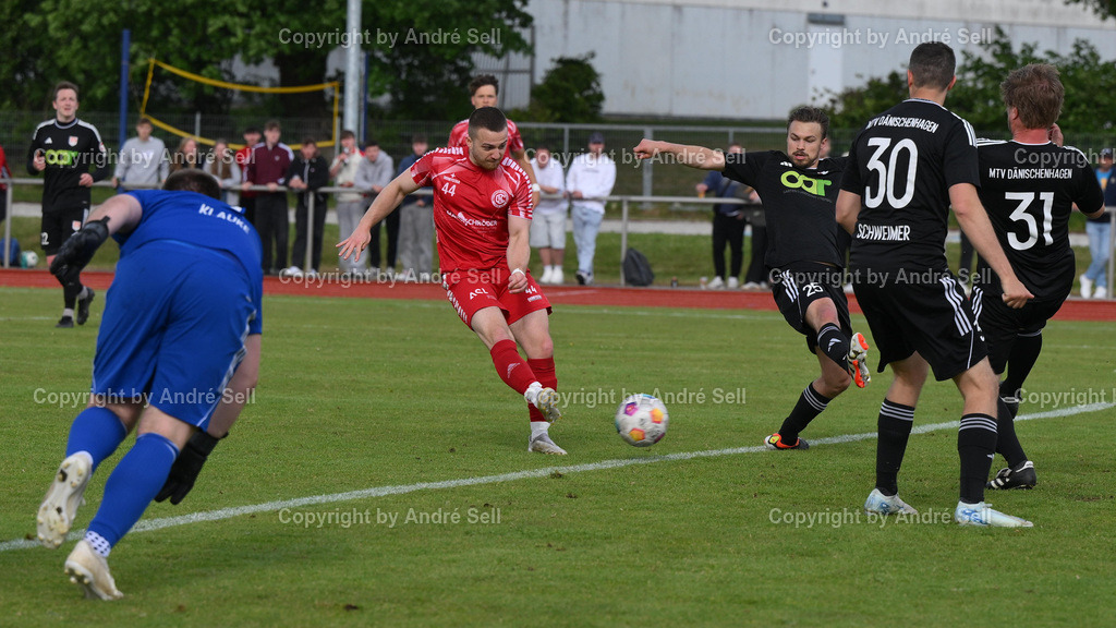 Gettorfer SC vs MTV Dänischenhagen | Kimo Heik (Gettorf #44 erzielt hier das 1-4) / Finn Joachim (Dänischenhagen #1) &amp; Lasse Schwind (Dänischenhagen #25) &amp; Moritz Schweimer (Dänischenhagen #30) &amp; Thore Ceynowa (Dänischenhagen #31) / Fußball-Verbandsliga Ost Männer 2024/2025 / Gettorfer SC vs MTV Dänischenhagen / Sportpark 1 / Gettorf / 24.05.25 - Realisiert mit Pictrs.com