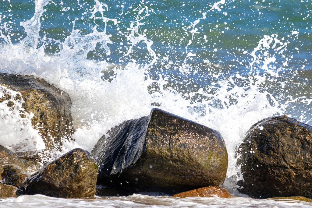 Leinwand: Wellen im Fokus – Dynamik und Energie der Küste | Die beruhigende Kraft des Wassers in Nahaufnahme – dieses Wandbild zeigt die natürliche Dynamik der Brandung an der Steinmole.Die Bewegung der Wellen und die sprühende Gischt erzeugen eine lebendige, aber dennoch entspannende Bildwirkung.Die Kombination aus kraftvoller Bewegung und klarer Struktur verleiht dem Motiv eine besondere Tiefe – ein Bild, das Energie und Gelassenheit zugleich ausstrahlt. Ideal für Räume, die Frische, Präsenz und die lebendige Schönheit der Küste verkörpern sollen. - Realisiert mit Pictrs.com