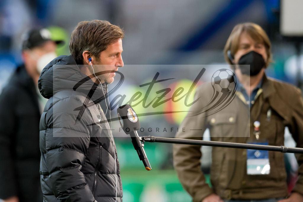 HSVSCF20220419_022 | Fussball, Herren: Sport-Vorstand Jochen Saier (SC Freiburg) im Interview beim DFB-Pokal-Halbfinalspiel zwischen Hamburger SV und SC Freiburg im Volksparkstadion am 19.04.2022 in Hamburg, Deutschland.DFB / DFL REGULATIONS PROHIBIT ANY USE OF PHOTOGRAPHS AS IMAGE SEQUENCES AND/OR QUASI-VIDEO. - Realisiert mit Pictrs.com