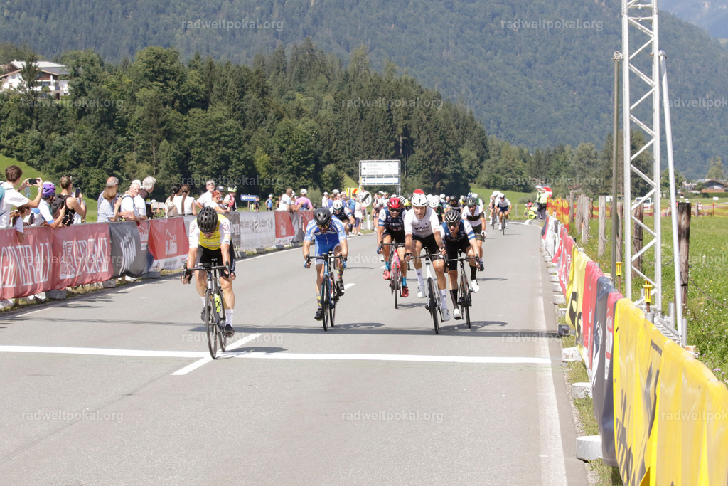 1011_20230817_Bewerb_Maenner_Muehlanger | AUT - OESTERREICH, 2023-08-16: SPORT RENNRAD-FAHREN - 55. INTERNATIONALER RADWELTPOKAL IN ST. JOHANN IN TIROL  - Vintage-Radrennen mit WM-Bronze-Medaillen-Siegerin Christina Schweinberger, den Teilnehmer und Alexander Baumann (vom Orginastions-Team) - TAG 2 BEWERB MAENNER IN SECHS GRUPPEN  ; Foto: Roland Muehlanger