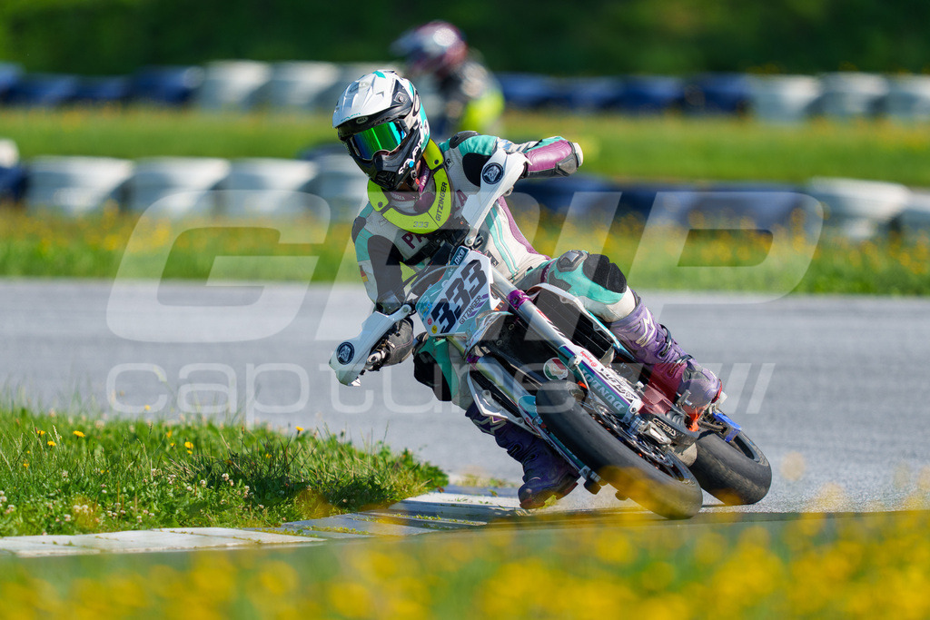 SuperMoto_Staatsmeisterschaft_Greinbach_102 | GRIPcapture steht für authentische Sportfotografie in Österreich – für Momente, die mehr sind als Geschwindigkeit oder Ergebnis. Es geht um Emotion, Spannung, Fokus und den Augenblick, der oft nur einen Wimpernschlag dauert.Ob Motorsport, Teamsport oder 