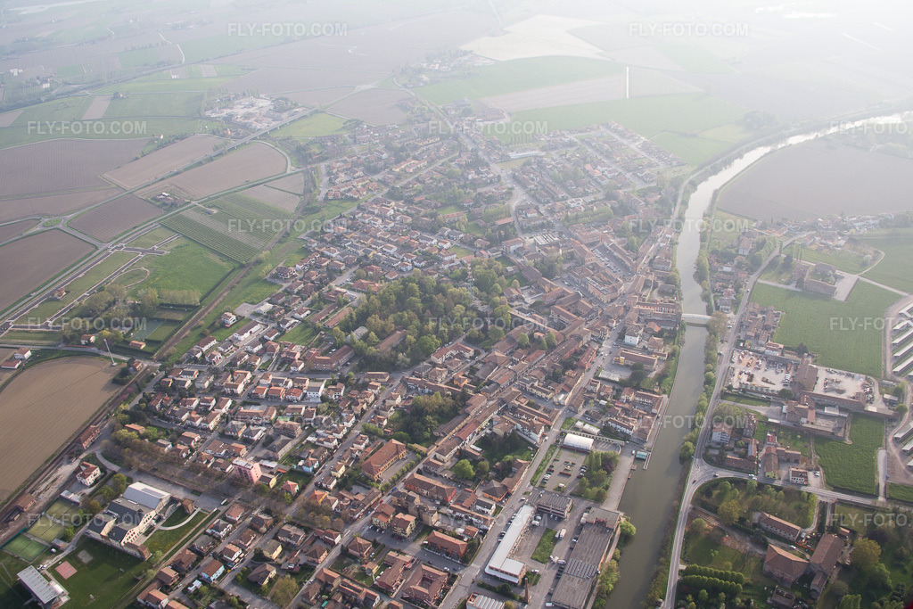 Aerial view: View of the town in Migliarino in the state Emilia Romagna, Italy. – Photo: IMG_087339.jpg taken on 04/05/2016 by Werner Riehm/FLY-FOTO.com – Resolution of the original: 5252 x 3502 px
