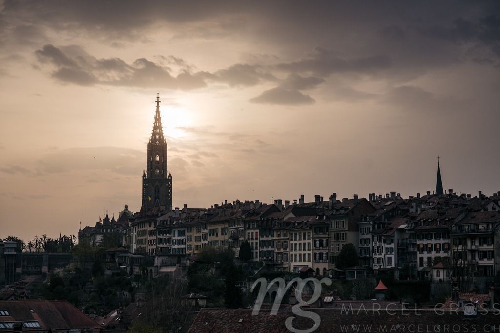 silhouette of Berner Münster and oldtown | Die ideale Geschenkidee für Naturliebhaber. Naturbilder von Marcel Gross Photography für ihr Zuhause in den verschiedensten Formaten und Materialien. - Realisiert mit Pictrs.com