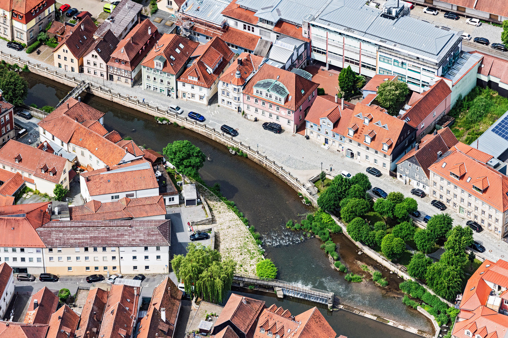 dr__0065572.jpg | KRONACH 15.06.2021 Uferbereiche am Flußverlauf Haßlach in der Altstadt in Kronach im Bundesland Bayern, Deutschland. // Riparian zones on the course of the river Hasslach in the Altstadt in Kronach in the state Bavaria, Germany. Foto: Daniel Reiter