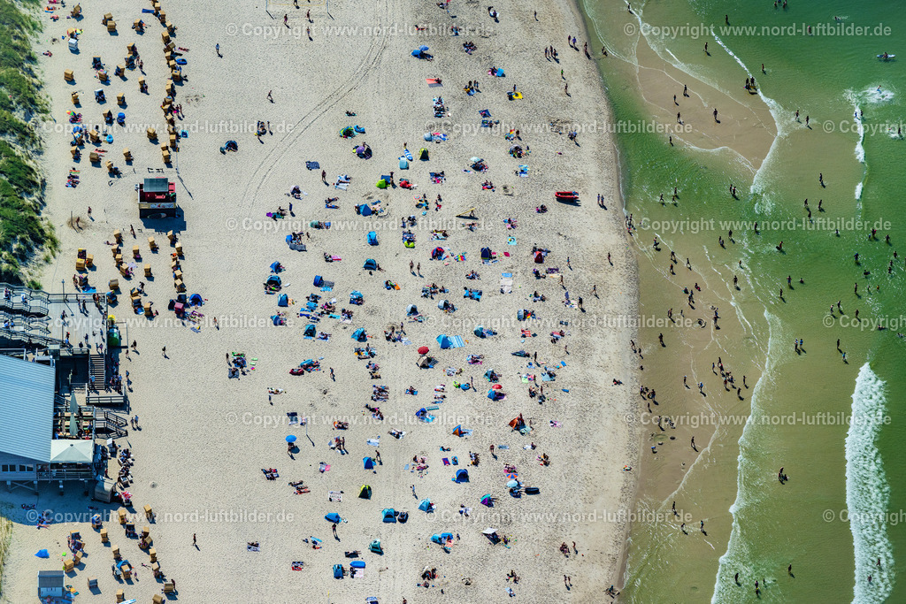 Sylt_Wenningstedt_Strand_ELS_4792130825 | WENNINGSTEDT (SYLT) 13.08.2025 Sandstrand- Landschaft entlang des Küsten- Verlaufes, Promenade und Strandtreppe in Wenningstedt (Sylt) auf der Insel Sylt im Bundesland Schleswig-Holstein, Deutschland. // Beach landscape in Wenningstedt (Sylt) at the island Sylt in the state Schleswig-Holstein, Germany. Foto: Martin Elsen