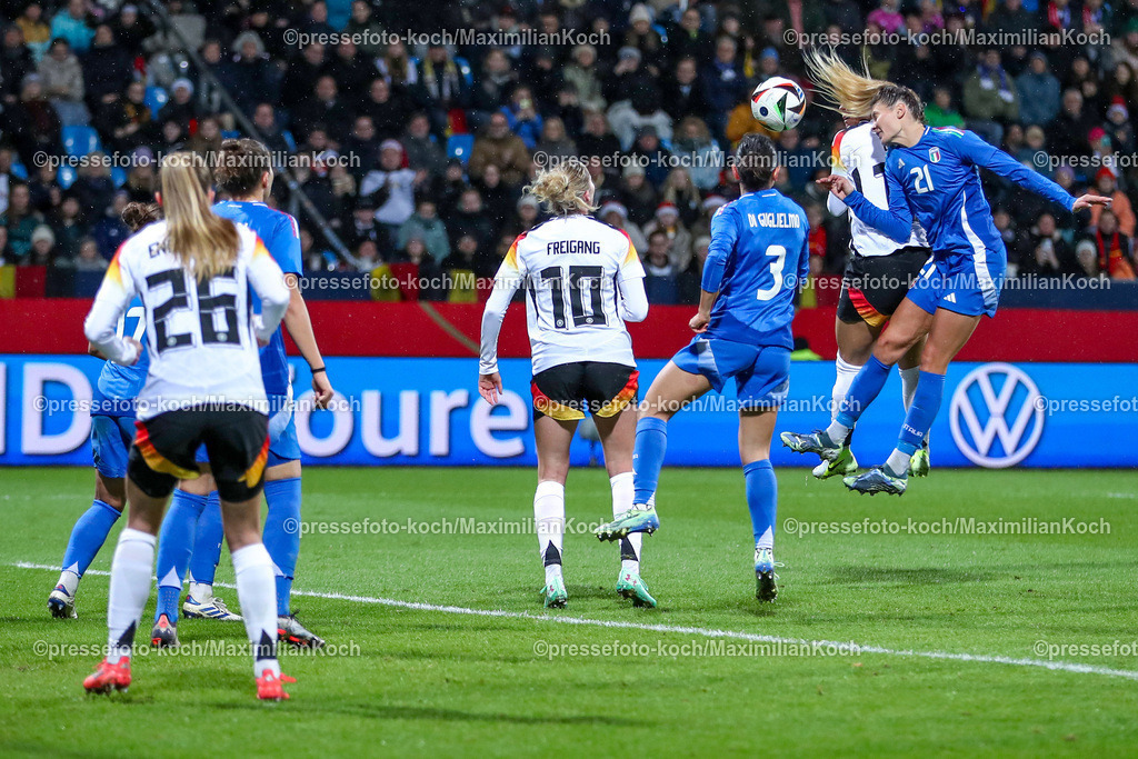 DFB0212240114202224 | 02.12.2024, Fußball Länderspiel Frauen, Deutschland - Italien, Vonovia-Ruhrstadion Bochum, Saison 2024 2025: Kopfball Strafraumaktion Michela Cambiaghi (ITA #21)DFB regulations prohibit any use of photographs as image sequences and or quasi-video.