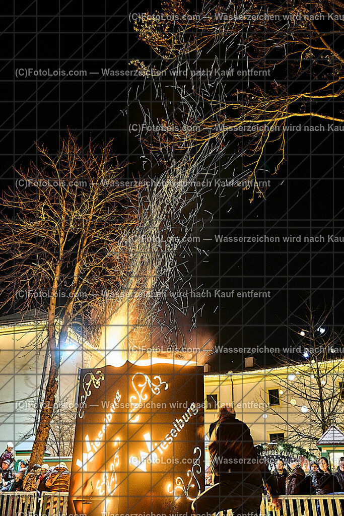ALP9547_Wieselburger ADVENT_Wintersonnenwendfeuer | (C)FotoLois.com, Alois Spandl, Wieselburger Advent, Wintersonnenwendfeier mit Umzug durch die Stadt, Sonnenwendfeuer und Perchtenlauf mit Show im Schlosspark, Mitwirkung der Partnergemeinde EINBECK, Sa 17. Dezmber 2022.