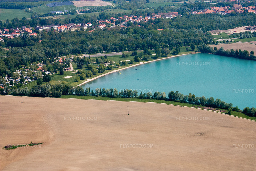 Aerial view: Shoreline areas at the sandy beach of the Aquapark Alsace outdoor swimming pool in Lauterbourg in the state Bas-Rhin, France. – Photo: IMG_18148.jpg taken on 05/03/2009 by Werner Riehm/FLY-FOTO.com – Resolution of the original: 4272 x 2848 px