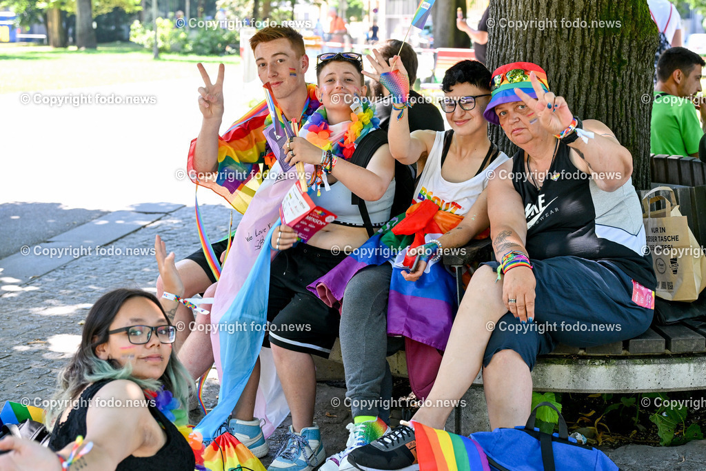 Linzpride 2024_ 06.07.2024-33 | 06.07.2024, Linz, AUT, Linzpride 2024, im Bild Teilnehmer an der Linz Pride 2024
