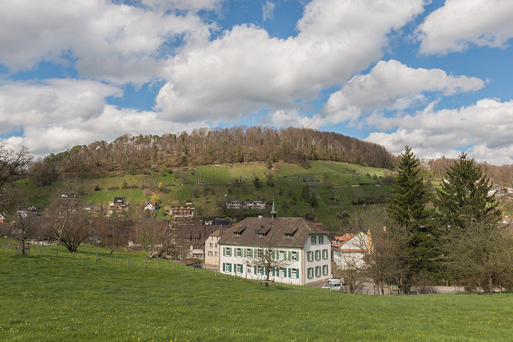 Gemeindehaus und Rebberg | in Ziefen, Baselland, Schweiz. - Realisiert mit Pictrs.com