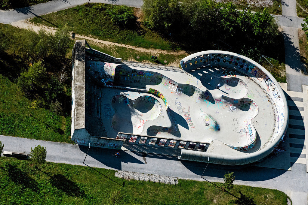 dr__0054693.jpg | MüNCHEN 15.09.2020 Streckenführung des Rad- Weges und der Skatebahn Hirschgarten Skatepark in München im Bundesland Bayern, Deutschland. // Route of the cycle path and the skating rink Hirschgarten Skatepark in Munich in the state Bavaria, Germany. Foto: Daniel Reiter