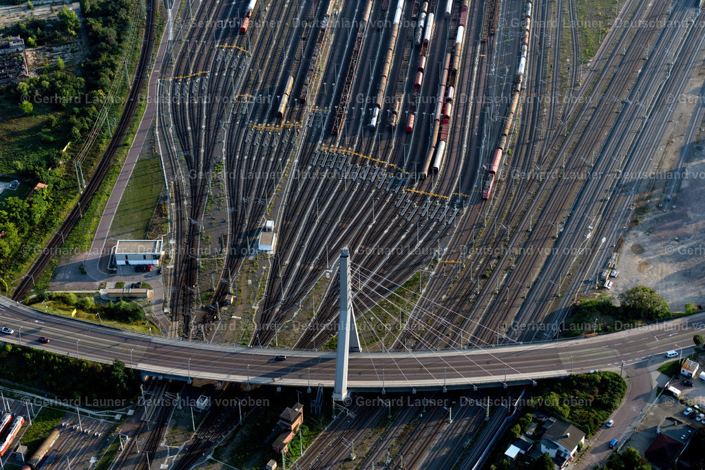 4062515 | HALLE (SAALE) 08.09.2021 Spannbetonviadukt der Berliner Brücke an der Berliner Straße in Halle (Saale) im Bundesland Sachsen-Anhalt. Weiterführende Informationen bei: Donges SteelTec GmbH,  Ed. Züblin AG,  Ingenieurbüro GRASSL GmbH. // View of Berlin Bridge in Halle (Saale) in Saxony-Anhalt. Further information at: Donges SteelTec GmbH,  Ed. Zueblin AG,  Ingenieurbuero GRASSL GmbH. Foto: Gerhard Launer