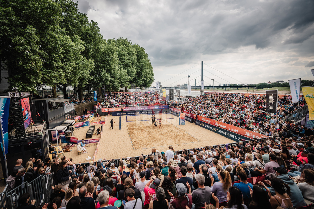 Beachvolleyball | Frauen | Allianz German Beach Tour 2025 | Tourstop Düsseldorf | 18.05.2025 | Das volle Stadion am Rhein