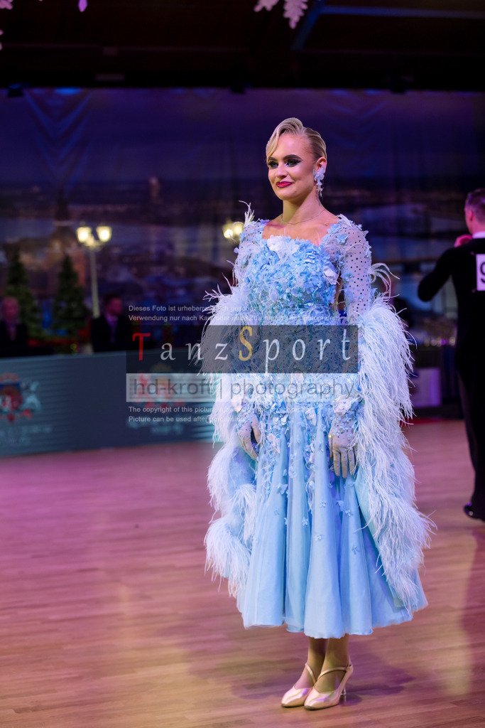 20241215_WDSF_Int_Open_Std-Riga-9839 | Tanzsportbilder, Standardtanz, Lateintanz, WDSF, DTV, LTVB, dancecomp, goc, hessen tanzt, blaues band der spree, walzer, tango, wiener walzer, slowfox, quickstepp, samba, rumba, cha-cha-cha, paso doble. jive, hd-kroft photography, turniertanzsport
