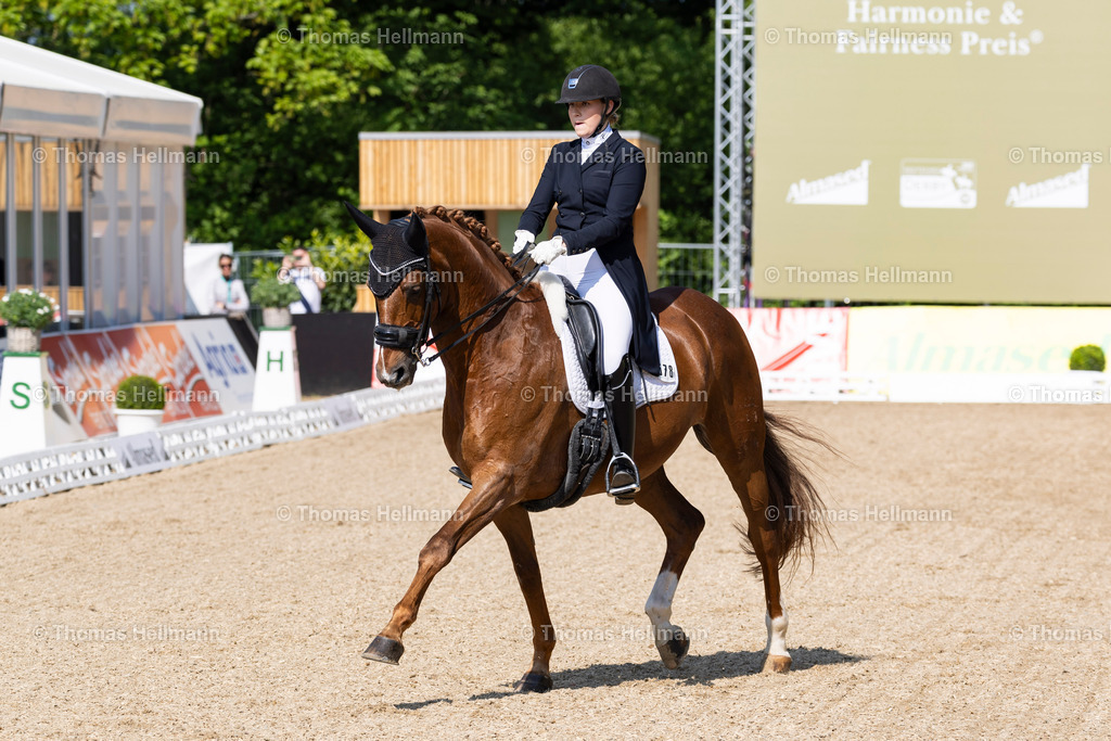 TH_578-UNTERMANN Sophia (GER)_ Meran_18133 | 224JUENGEL Marvin (GER), Balou's Erbin OldDeutsches Spring- und Dressur-Derby 2024 am 10.05.24 in Hamburg, 578UNTERMANN Sophia (GER), Meran