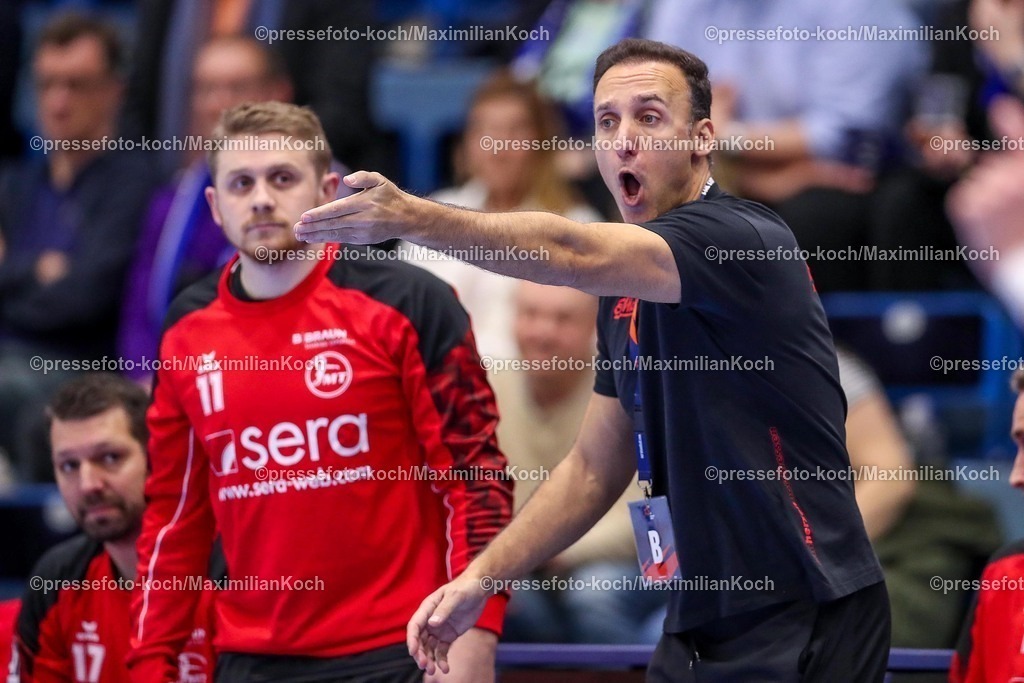 Gum25032501121 | 25.03.2025, Handball, European League - Play-Offs, VfL Gummersbach - MT Melsungen, Schwalbe-Arena: Cheftrainer Roberto Garcia Parrondo (Trainer Melsungen) gestikulierend 