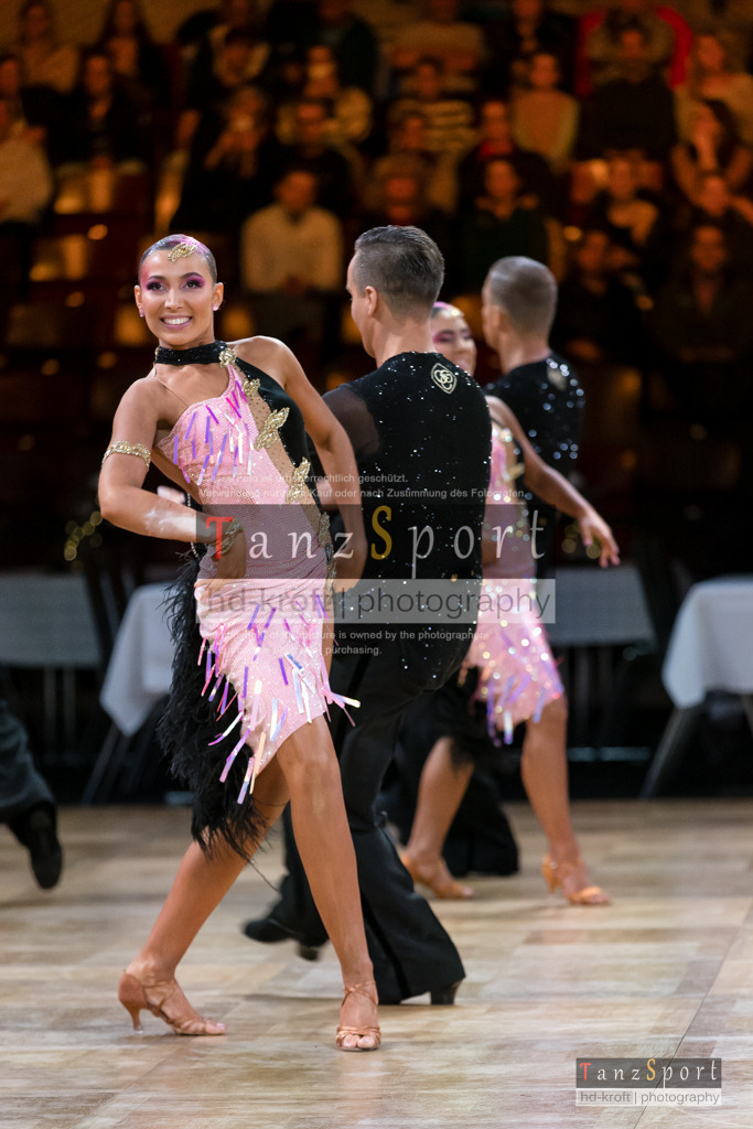 20241109_DM-Formationen_Vorrunde_0701 | Tanzsportbilder, Standardtanz, Lateintanz, WDSF, DTV, LTVB, dancecomp, goc, hessen tanzt, blaues band der spree, walzer, tango, wiener walzer, slowfox, quickstepp, samba, rumba, cha-cha-cha, paso doble. jive, hd-kroft photography, turniertanzsport
