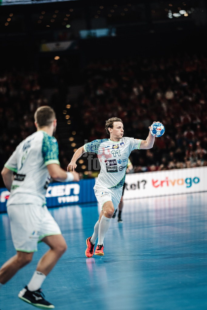 Handball | Herren | EHF EURO 2024 | European Championshop Men 2024 Final Tournament | Slowenien vs. Niederlande | 21.01.2024 | Jure Dolenec (#11, Slowenien, SLO) in Ballbesitz