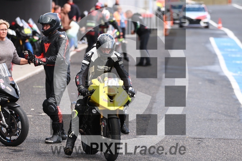 social-20250823_07479 | Schöne Erinnerungen an spannende Momente - das festzuhalten ist unser Job. PIXELrace.de ist seit 2003 auf den Rennstrecken Europas unterwegs um die Action draußen beim Fahren und die wunderbare Stimmung imm Fahrerlager für euch einzufangen.