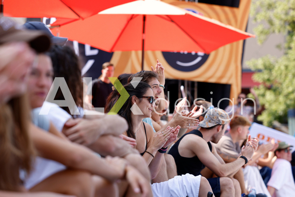 Obi BeachTour 2026 - Basel | BASEL, SWITZERLAND - JULY 19: Fans during the Obi BeachTour 2026 match between CSONTOS / DEECKE (SUI) and FLÜCKIGER / DEMIERRE (SUI) at Barfüsserplatz on July 19, 2026 in Basel, Switzerland. - Realisiert mit Pictrs.com
