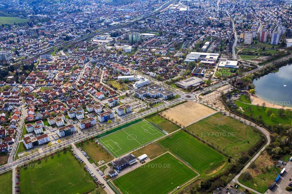 Luftbild: Berliner Ring mit Office Center Bensheim und Sportplatz von SSG Bensheim Hockey am Badesee Bensheim | GGEW AG in Bensheim im Bundesland Hessen in Deutschland. Foto: IMG_077100.jpg vom 12.04.2015 durch Werner Riehm/FLY-FOTO.deWWW.SSG-BENSHEIM.DE