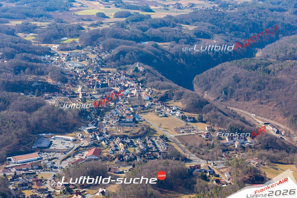 Das Luftbild der Stadt Gößweinstein wurde 2019 vom Flugzeug heraus erstellt (keine Drohne) Aufnahmehöhe ca.400 Meter- hohe Auflösung- beste Druck-Qualität garantiert!