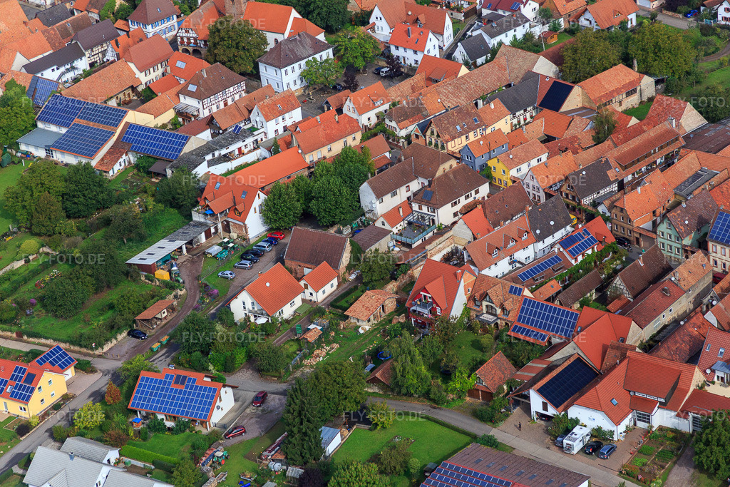 Luftbild: Am Pfarrgarten im Ortsteil Heuchelheim in Heuchelheim-Klingen im Bundesland Rheinland-Pfalz in Deutschland. Foto: IMG_072648.jpg vom 19.09.2014 durch Werner Riehm/FLY-FOTO.deAuflösung des Originals: 5472 x 3648 px