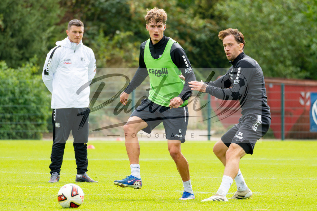 20260909_TRAOSN_0480 | Fußball, Herren: Luca Raimund (VfL Osnabrück) und Jannik Müller (VfL Osnabrück) im Zweikampf beim Training des VfL Osnabrück am 09.09.2026 im Sportpark Illoshöhe in Osnabrück, Deutschland.(Foto von Nico Paetzel) - Realisiert mit Pictrs.com