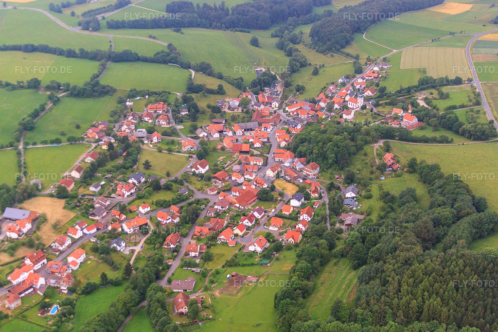 Luftbild: Ortsansicht von Südosten im Ortsteil Kleinsassen in Hofbieber im Bundesland Hessen in Deutschland. Foto: IMG_68409.jpg vom 21.06.2014 durch Werner Riehm/FLY-FOTO.de – Auflösung des Originals: 4752 x 3168 px