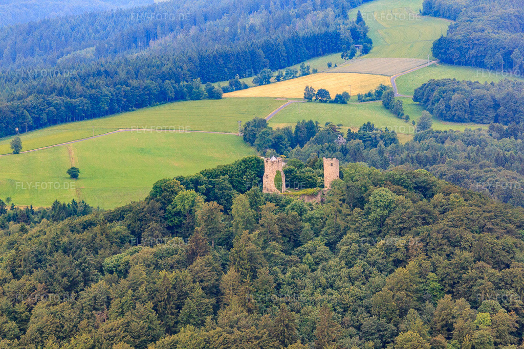 Luftbild: Burgruine Ebersburg im Ortsteil Weyhers in Ebersburg im Bundesland Hessen in Deutschland.Foto: IMG_68854.jpg vom 22.06.2014 durch Werner Riehm/FLY-FOTO.deAuflösung des Originals: 4752 x 3168 pxWWW.POPPENHAUSEN-WASSERKUPPE.DE