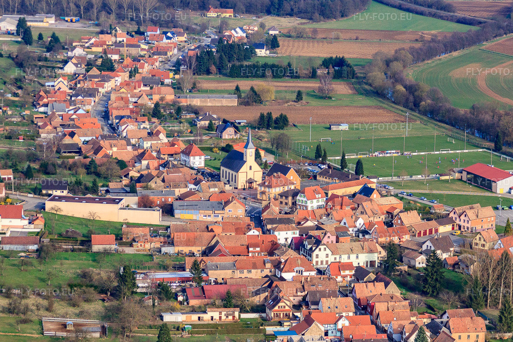 Vue aérienne: Église Uberach et terrain de football de l'ouest à Val-de-Moder dans le département Bas Rhin, France – .Photo: IMG_38653.jpg prise le 20/03/2011 par Werner Riehm/FLY-FOTO.eu – Résolution de l'original: 4527 x 3018 px