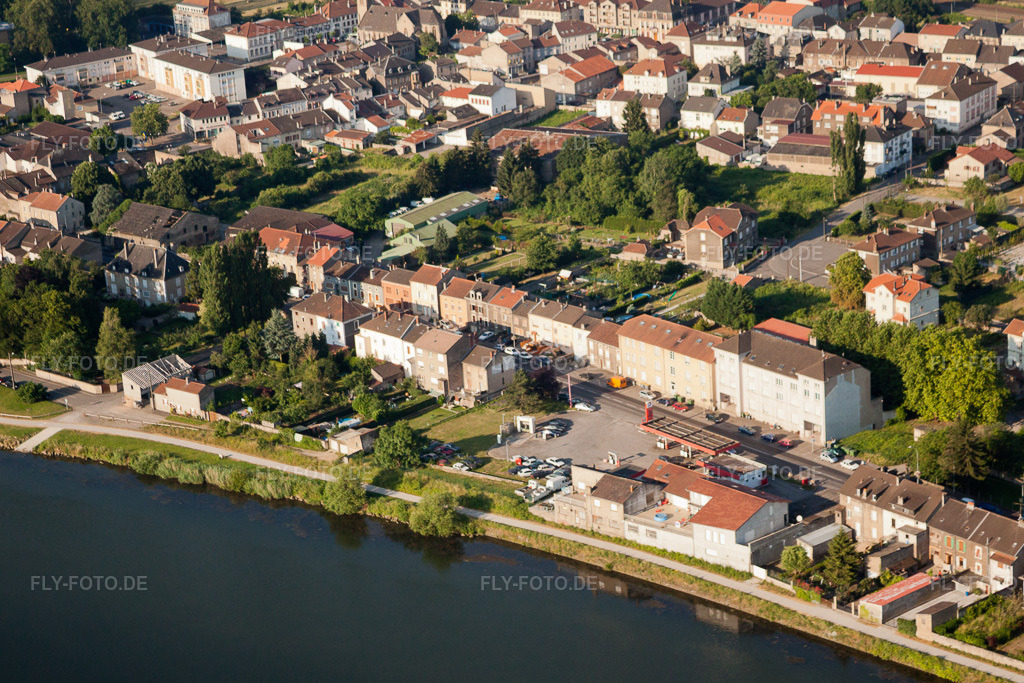 Luftbild: Ortsansicht in Uckange im Bundesland Moselle in Frankreich. Foto: IMG_29547.jpg vom 27.06.2010 durch Werner Riehm/FLY-FOTO.de