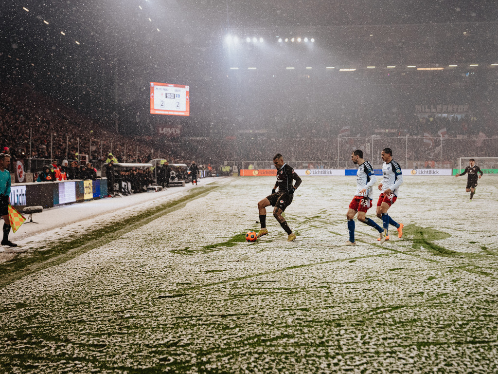_FCS7759 | Der offizielle Shop für FC St. Pauli Fotos. Wähle aus Spielszenen & Fanmomenten dein FCSP Wunschformat. Wir liefern Millerntor-Atmosphäre.