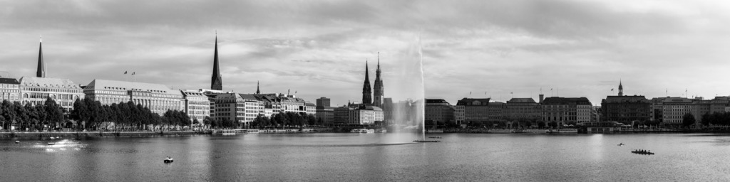 10220902 - Binnenalster Panorama in schwarzweiß | Panoramablick über die Binnenalster mit besonders stimmungsvollem Kontrast zwischen Licht und Schatten.