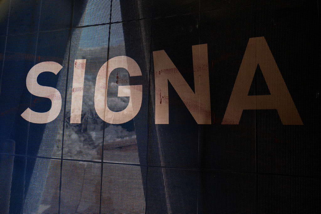 Signa Bauprojekt (Warenhaus-Konzept) in der Mariahilfer Straße | Wien, Austria - August 10, 2021: Details vom Signa Bauprojekt (Warenhaus-Konzept) in der Mariahilfer Straße 10–18. - Realisiert mit Pictrs.com