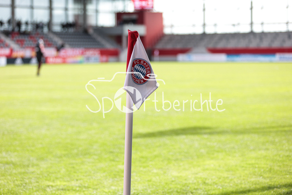 FC Bayern Muenchen U19 - FC Augsburg U19 | Die Eckfahne am FC Bayern Campus leuchtet in der Sonne / Symbolbild